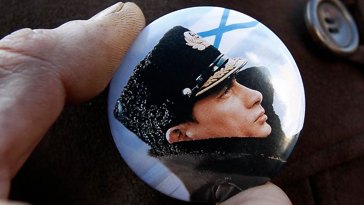 Vereehrt und verhasst: Anhänger sehen in Kreml-Chef Putin den starken Mann Russlands. Die Opposition hält ihn für einen Tyrann, der den Russen ihre Menschenrechte nimmt.