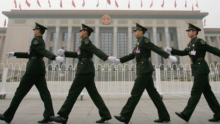 Sicherheitskräfte patroullieren vor der Großen Halle des Volkes in Peking. Vor der jährlichen Sitzung des Nationalen Volkskongresses sind in der chinesischen Hauptstadt massive Sicherheitsvorkehrungen angelaufen.