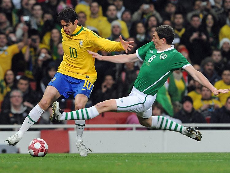 Brasiliens Mittelfeldstratege Kaka im Zweikampf mit dem irischen Eigentorschützen Keith Andrews.