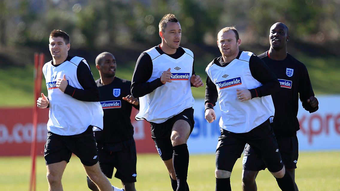 Mit einem Sieg könnte England die Aufarbeitung der Affäre von und mit John Terry (M) beschleunigen.