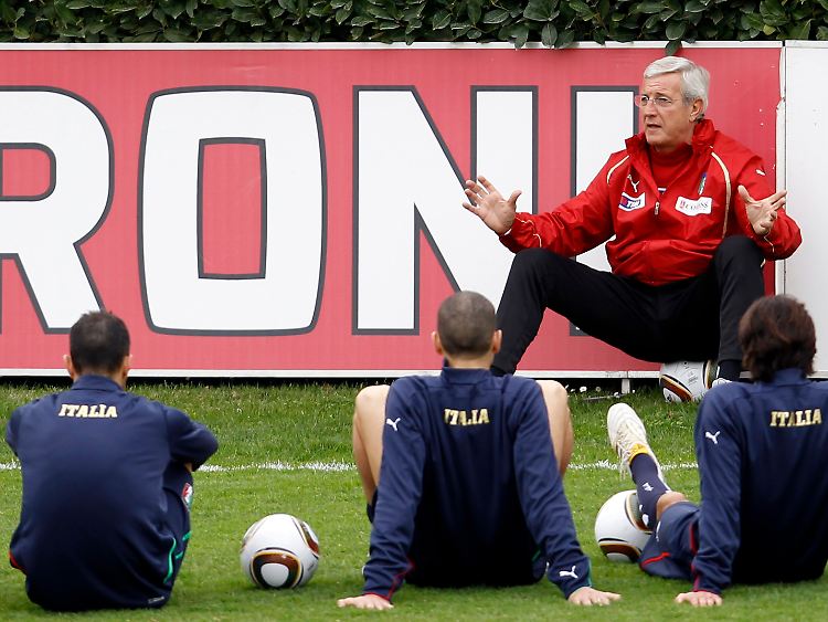 Marcello Lippi will noch Systeme und Spieler ausprobieren, ehe es im Juni ernst wird.