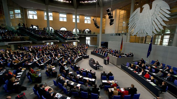 Von bisher drei auf zehn Stufen erweitert die Regierung die Stufen für die Nebeneinkünfte der Abgeordneten.