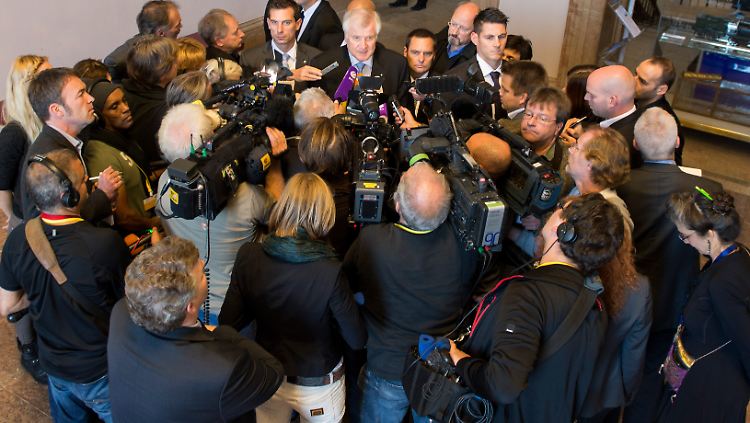 Am Mittwoch hatte Seehofer gesagt, Versuche der Einflussnahme wären "vollkommen inakzeptabel". Am Donnerstag folgte die Kündigung.