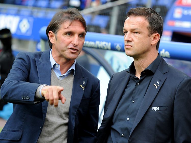 Stuttgarts Trainer Bruno Labbadia (l) und Stuttgarts Sportdirektor Fredi Bobic: Bobic stuft die Kopenhagener "vom Papier her als stärksten Gegner" ein.