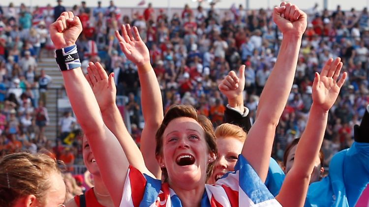 Hannah Macleod jubelt nach dem Sieg über Neuseeland über den Gewinn der Bronzemedaille.