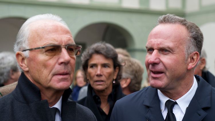 Franz Beckenbauer, Sonja Bogner und Karl-Heinz Rummenigge (v.l.) kommen zur Trauerfeier.