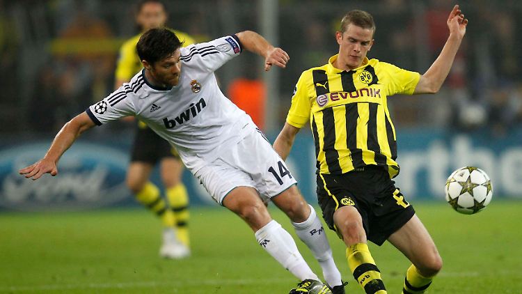 Sven Bender im Spiel gegen Xabi Alonso.