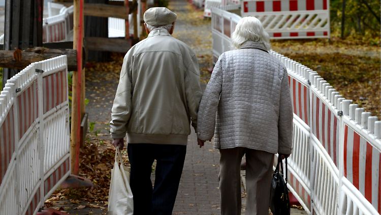 Mit der Absenkung werden Arbeitnehmer entlastet - auf alte Menschen könnten in einigen Jahen aber Einschnitte zukommen.