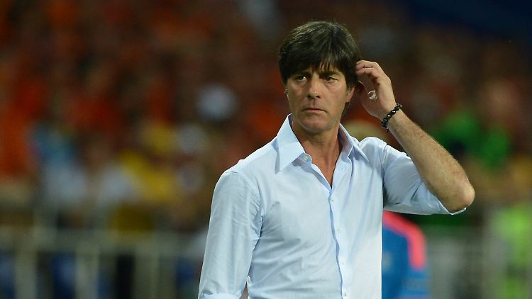 "Völlig normal, dass diskutiert wird" - Joachim Löw hat die Rückendeckung von Wolfgang Niersbach.