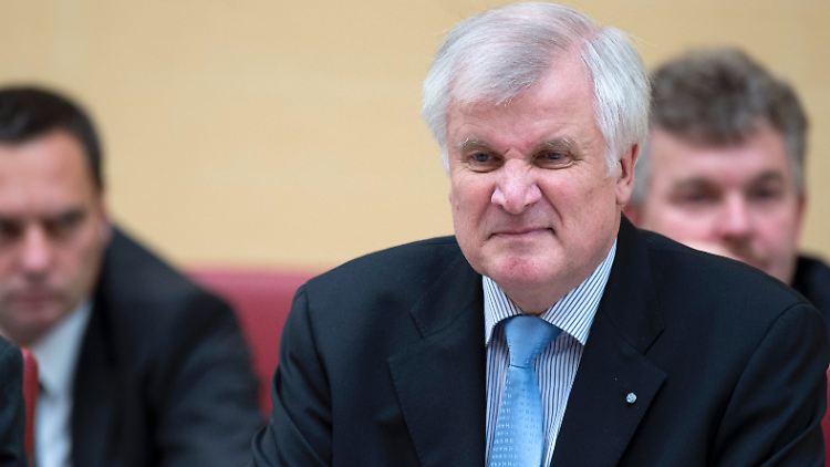 Horst Seehofer entließ seinen Pressesprecher. Die Opposition hält das nicht für ausreichend.