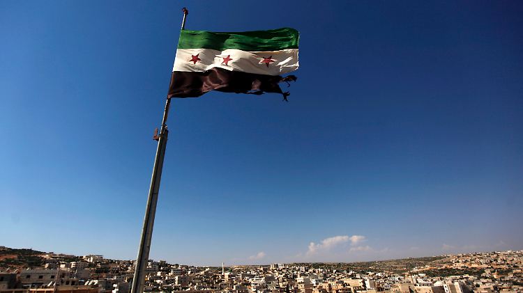 Die Flagge der Aufständischen weht bei Aleppo im Wind. Wird die Waffenruhe eingehalten werden?