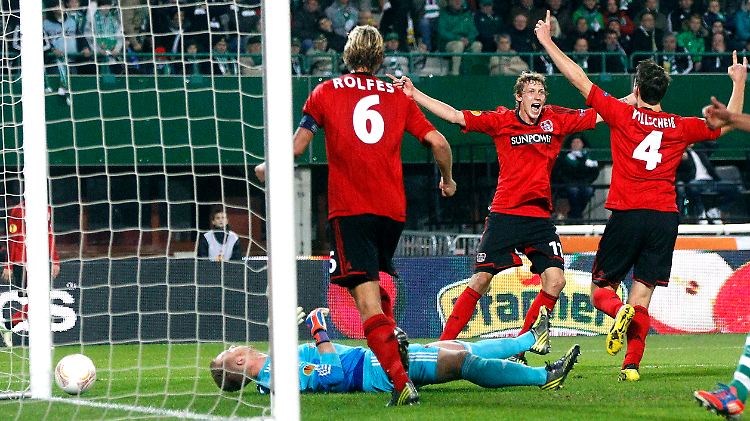 Wollscheid überwindet den Keeper, Leverkusen führt mit 0:1.