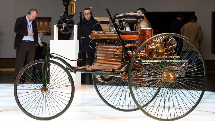 Nachbau des ersten Kfz der Welt im Mercedes-Benz-Museum in Stuttgart: ein selbstfahrendes Dreirad mit der Patentnummer 37453. Seine Entwicklung 1886 gilt als die Geburtsstunde des Automobils.