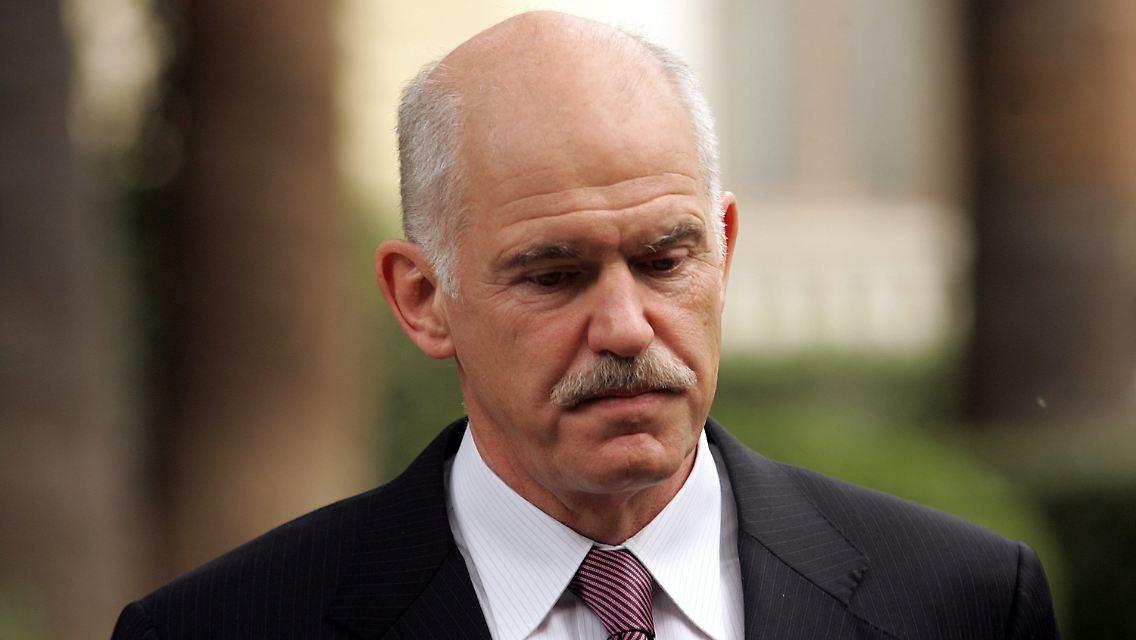 Papandreou sichtlich angeschlagen: Er muss ganze Überzeugungsarbeit leisten.