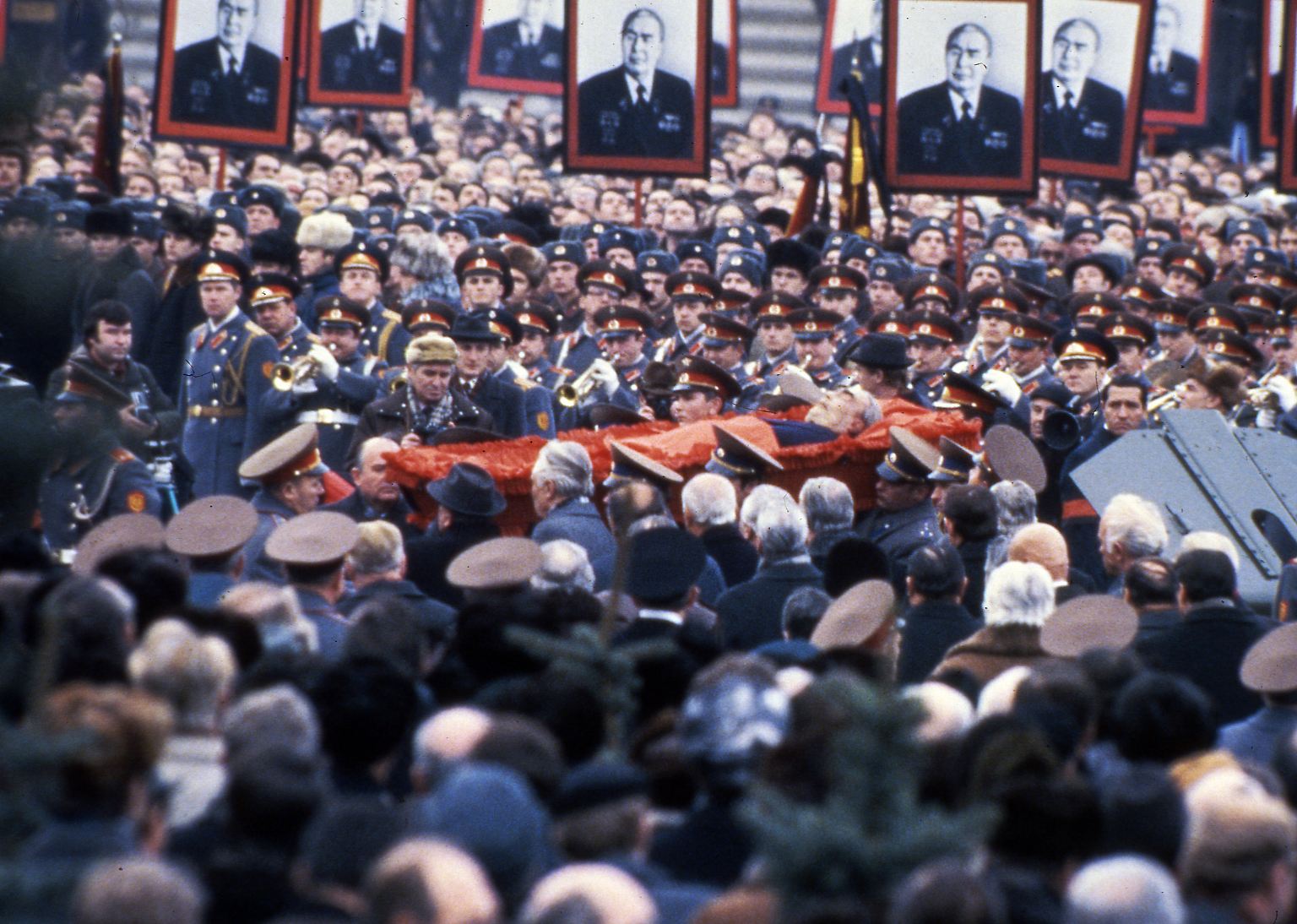 Moskau am 15. November 1982: KPdSU-Generalsekretär Breschnew wird zu Grabe getragen. Er war fünf Tage zuvor im Alter von 75 Jahren gestorben. 18 Jahre lang war er der erste Mann der Sowjetunion. Die Ära Breschnew wird später von Michail Gorbatschow als "Zeit der Stagnation" eingestuft. Es kommt zwar während seiner Herrschaft zu keinen großen sozialen und politischen Verwerfungen. Allerdings gibt es bereits unter Breschnew erste Anzeichen des wirtschaftlichen Verfalls.