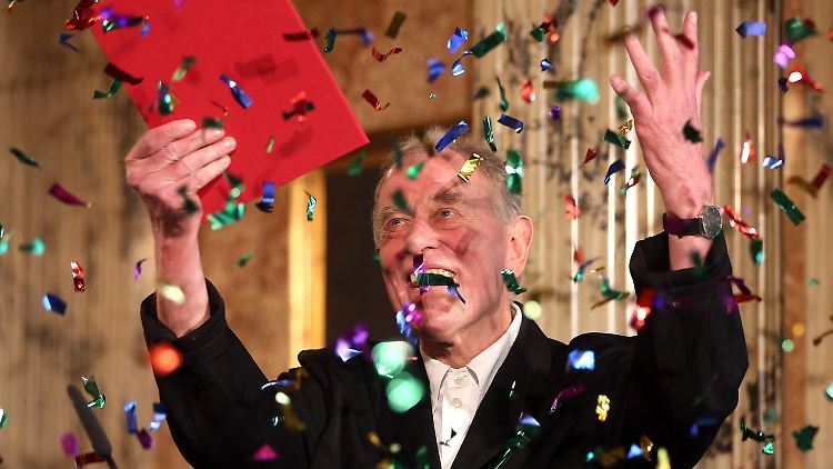 Ehrung, Spaß, Konfetti:  Claus Peymann in Wien bei der Verleihung der Ehrenmitgliedschaft des Wiener Burgtheaters.