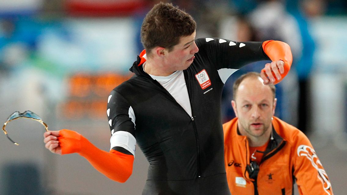Als er von seiner Disqualifikation über 10.000 Meter erfuhr, schleuderte Kramer seine Brille wut entbrannt davon.