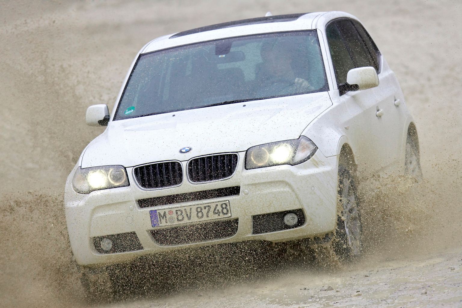 Die zufriedensten Kunden in Deutschland sind laut der Kundenzufriedenheitsstudie des ADAC mit einem BMW unterwegs. Und so wundert es nicht, dass auch im beliebten Segment der SUV mit dem X3 ein Bayer die Nase vorn hat. 
Unter allen Modellen, die in die Statistik eingeflossen sind, bekommt das SUV
aus München die meisten Punkte (80,6 von 100).