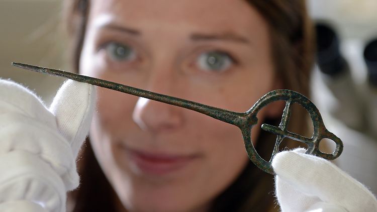 Die rund 3400 Jahre alte Sonnenkultnadel wurde in der Restaurierungswerkstatt des Landesmuseums für Vorgeschichte in Halle restauriert.