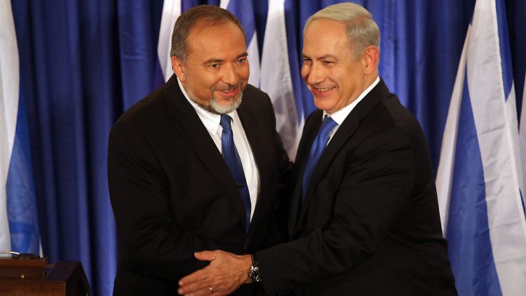 Fehlt nur noch das Küsschen: Lieberman (ausnahmsweise links) und Netanjahu.