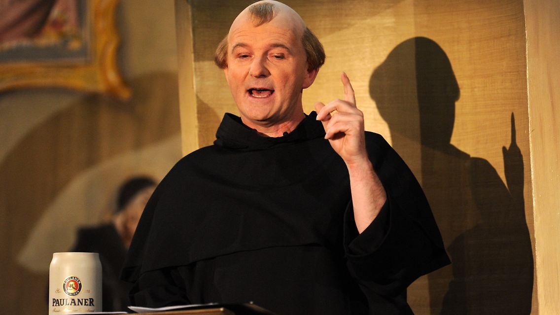 Mit dem traditionellen Verspotten, dem "Derblecken" von Politikern am Münchner Nockherberg, wird traditionell die Starkbier-Saison in Bayern eröffnet.