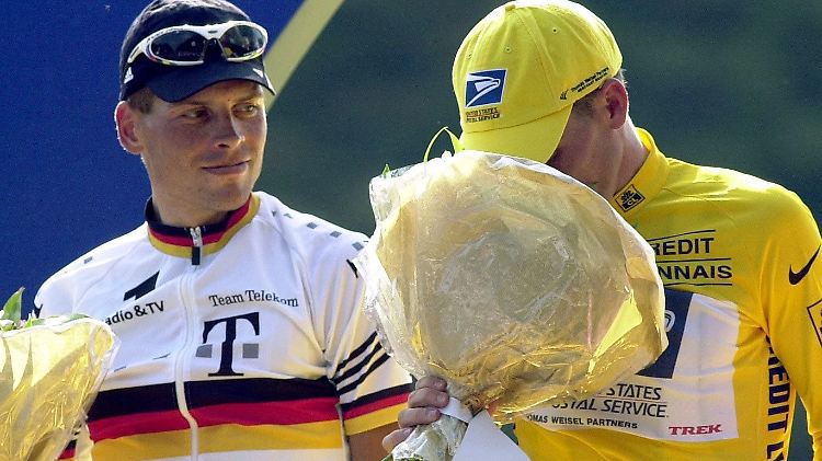 Keine Nachrücker: Lance Armstong, hier im Jahr 2001 nach der Tour de France neben Jan Ullrich.