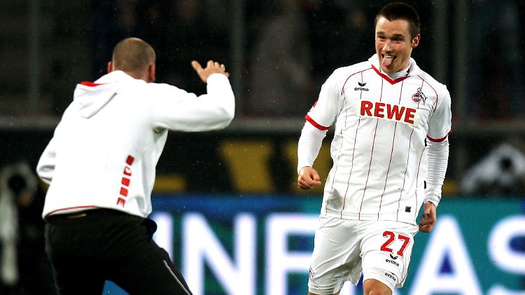 Christian Clemens läuft zum Jubeln zum Trainer Holger Stanislawski.