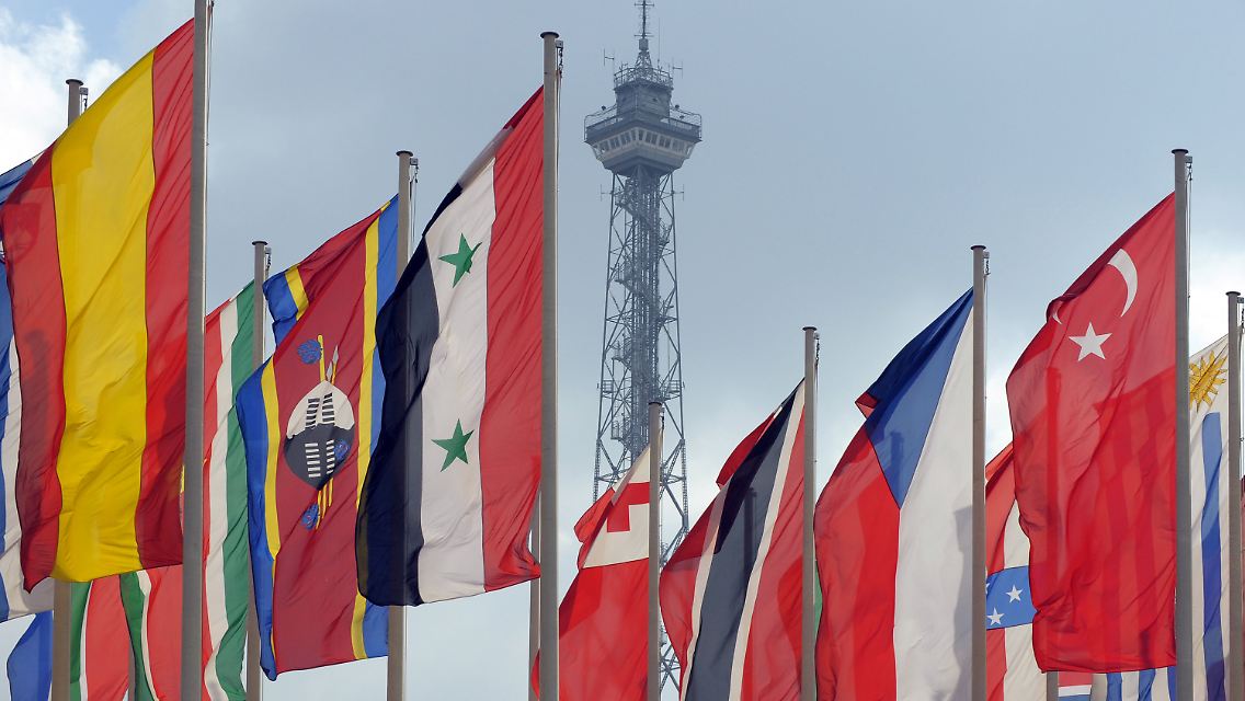 Flaggen verschiedener Länder am Eingang zum Messegelände am Funkturm in Berlin - dort beginnt in der kommenden Woche die ITB.