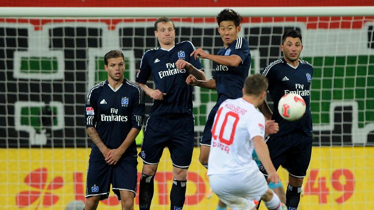 Augsburgs Daniel Baier (vorn) versucht per Freistoss die Hamburger Mauer mit Dennis Diekmeier (v.l.), Marcell Jansen, Heung Mion Son und Tolgay Arslan zu überwinden.