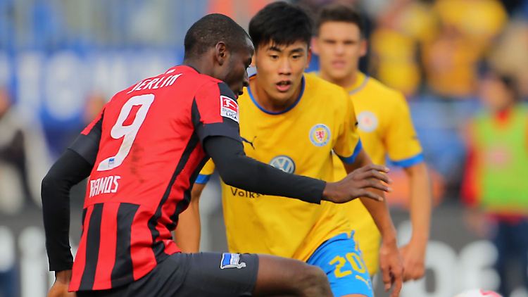 Remis im Spitzenspiel: Herthas Torschütze Adrian Ramos und der Braunschweiger Chengdong Zhang.