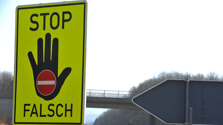 Solche Schilder sollen Falschfahrer warnen.
