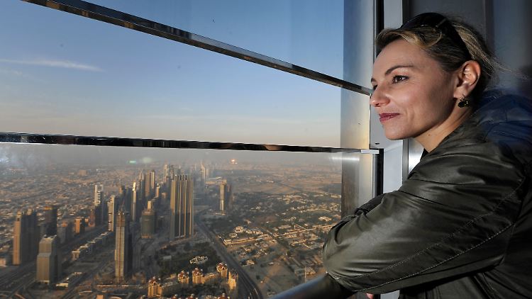 Ulrike Strauß blickt vom Burdsch Chalifa auf Dubai.