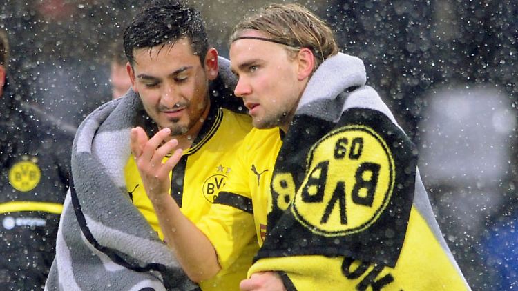 Zufrieden mit dem Drecksspiel: Die Dortunder Ilkay Gündogan und Marcel Schmelzer.