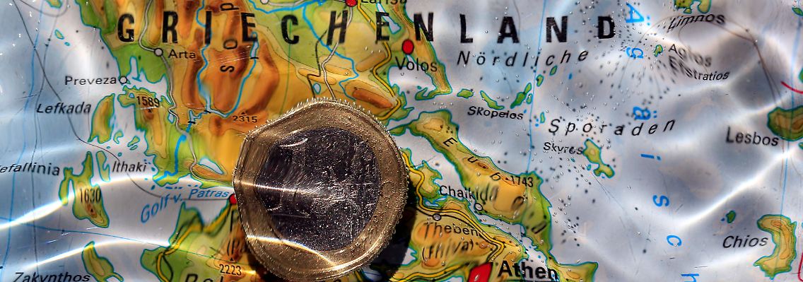 Landunter in Griechenland. Was tun, um den Euro über Wasser zu halten? Schuldenschnitt? Schuldenrückkauf? Die Geister scheiden sich.