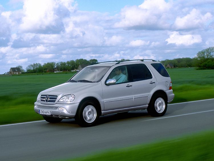 Viel Platz für Kopf und Beine: Der Mercedes ML besitzt eine, für deutsche Verhältnisse, wuchtige Karosserie.