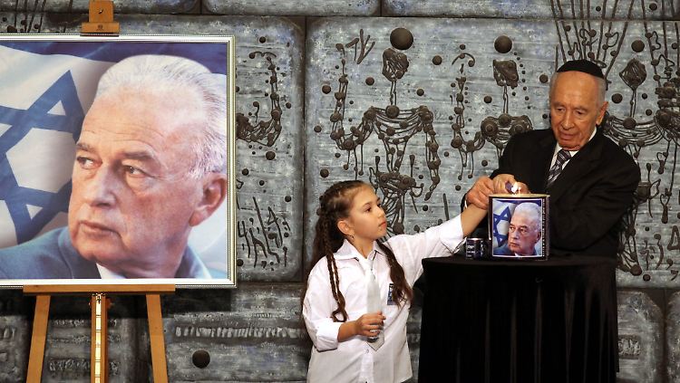 Shimon Peres zündet eine Kerze zum Beginn der öffentlichen Trauerfeierlichkeiten zu Rabins 17. Todestag an.