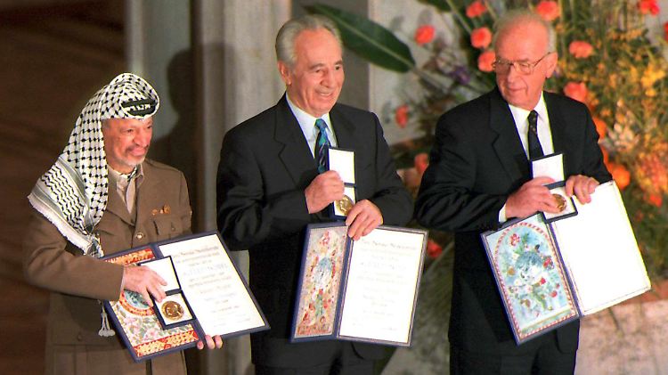 Am 10. Dezemeber 1994 erhalten PLO-Chef ARafat, der damalige isralische Außenminister Preses und Ministerpräsident Rabin den Friedensnobelpreis.