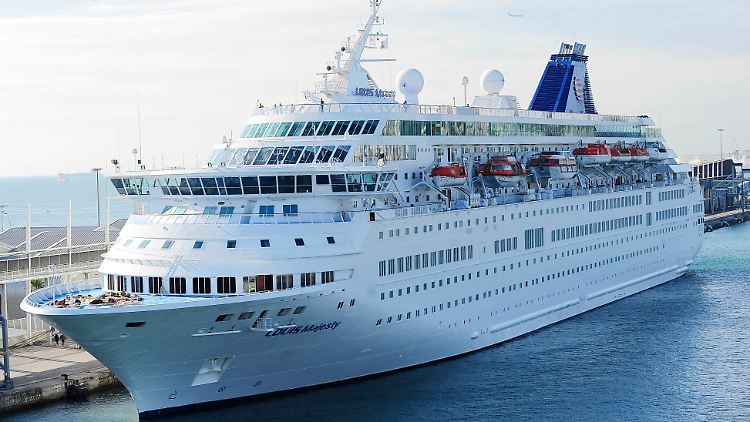 Die "Louis Majesty" einen Tag nach dem Unglück im Hafen von Barcelona.