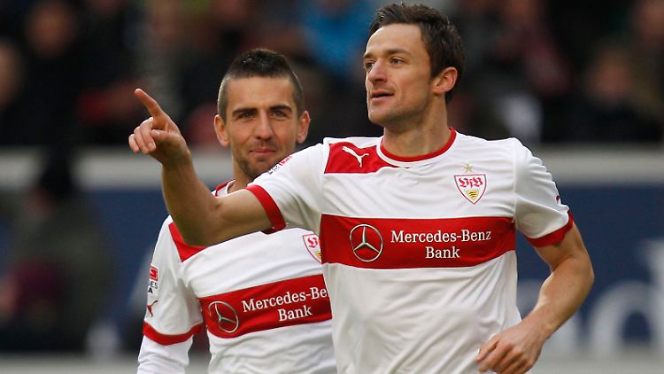 Tor für Stuttgart: Christian Gentner feiert, Kollege Vedad Ibisevic schmunzelt.