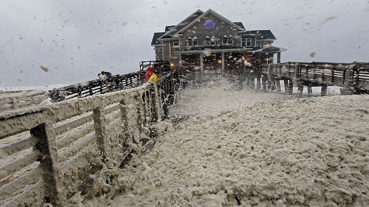 Die ersten windigen Vorboten des großen Sturms haben die Ostküste der USA schon erreicht.