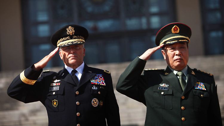 US-Generalstabschef George Casey (l) salutiert zusammen mit dem stellvertretenden chinesischen Stabschef Ge Zhengfeng bei einer Willkommensveier in Peking (Archivfoto vom 20.08.2009).