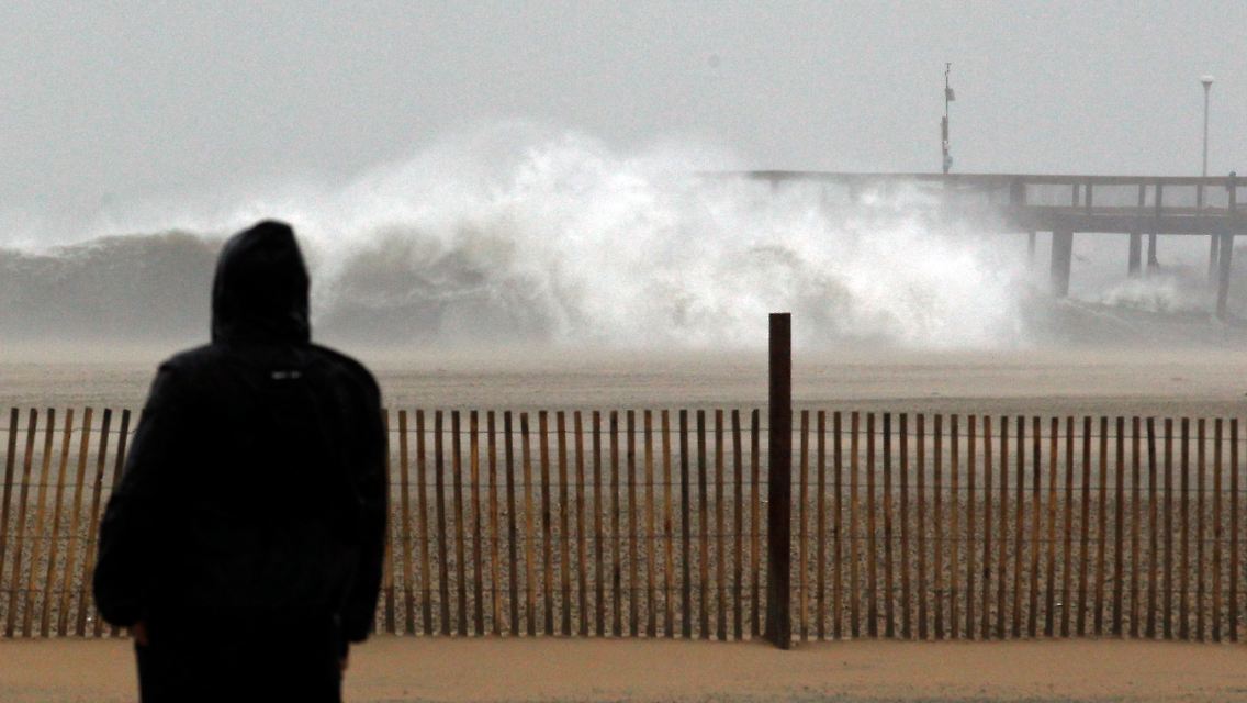 2012-10-28T231130Z_01_OCN13_RTRMDNP_3_STORM-SANDY-HURRICANE.JPG355711680224026103.jpg