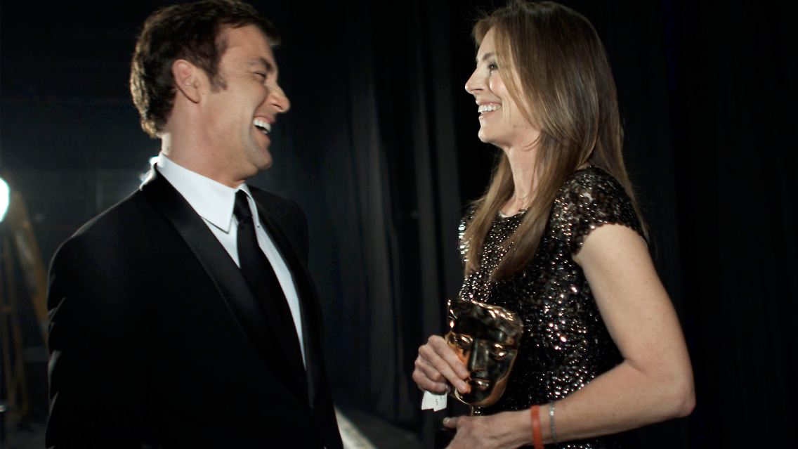 Mit 58 kann sie jeden Mann um den Finger wickeln - hier Clive Owen.