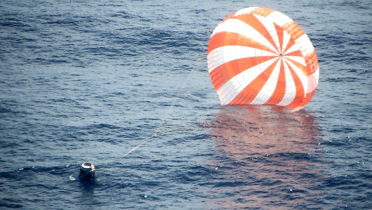 Die "Dragon"-Kapsel landet im Pazifik ...