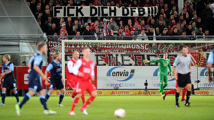 Unfreundlicher Empfang im Cottbuser Stadion der Freundschaft.