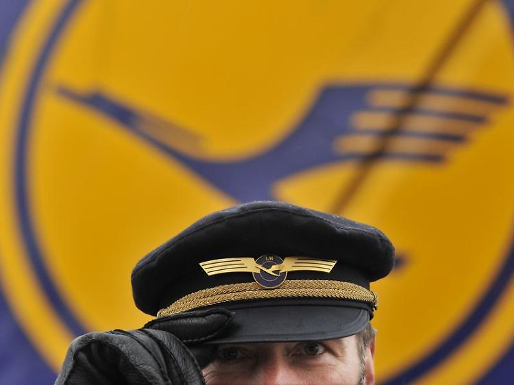 Für Lufthansa-Piloten besteht nach einem Gerichtsurteil weiterhin Mützenpflicht, wohingegen Pilotinnen die Mütze nicht unbedingt tragen müssen.