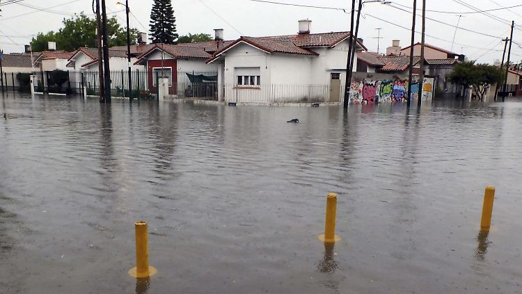 In einigen Städten in Argentinien waren nach dem heftigen Unwetter ganze Straßen überflutet.