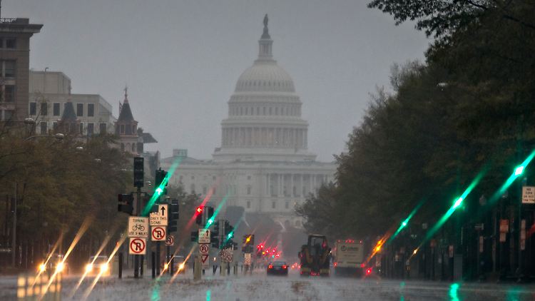 Am Mittag Ortszeit geht über Washington bereits heftiger Regen nieder, Sturm peitscht das Wasser durch die Straßen der Hauptstadt.