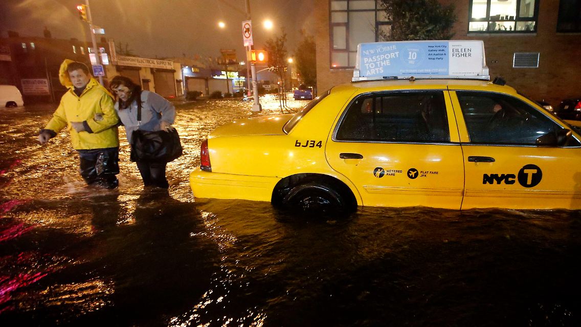 2012-10-30T015426Z_01_GH103_RTRMDNP_3_STORM-SANDY.JPG2802302549968758239.jpg