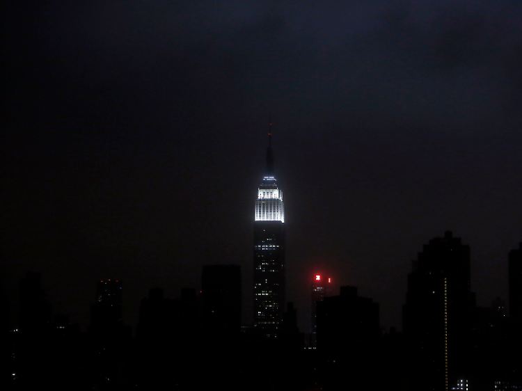 Manhattan liegt zum großen Teil im Dunklen.